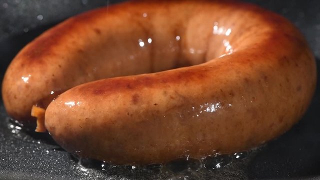 美味しいソーセージの調理シーン