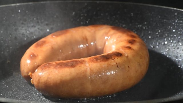 美味しいソーセージの調理シーン