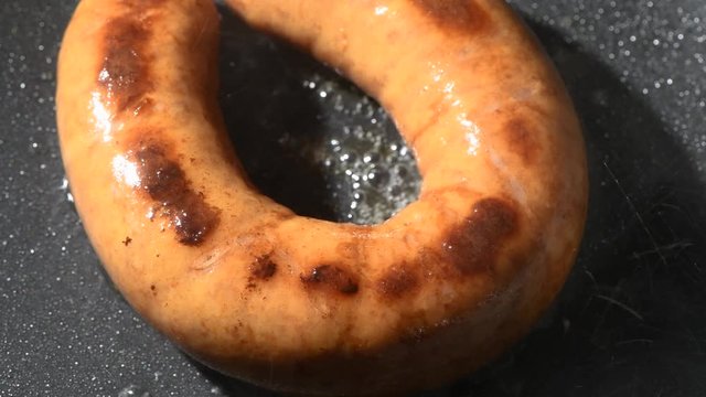 美味しいソーセージの調理シーン