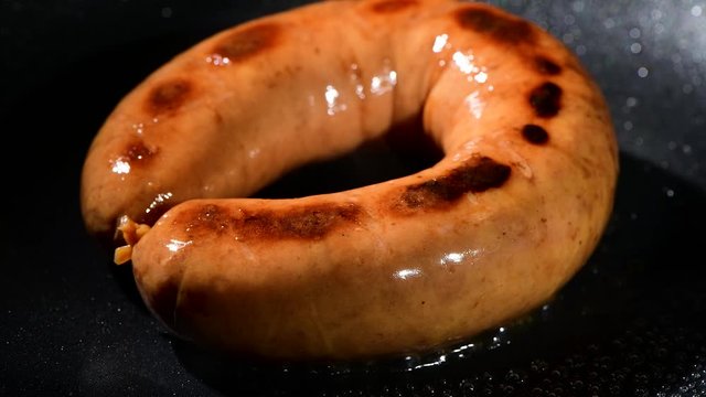 美味しいソーセージの調理シーン