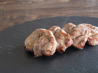 じっくり焼いたヘルシーなラム肉。 © yukimco
