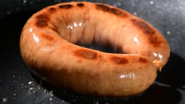 美味しいソーセージの調理シーン