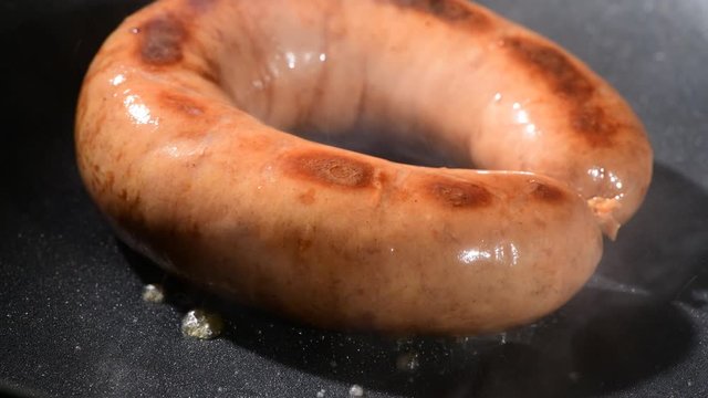 美味しいソーセージの調理シーン