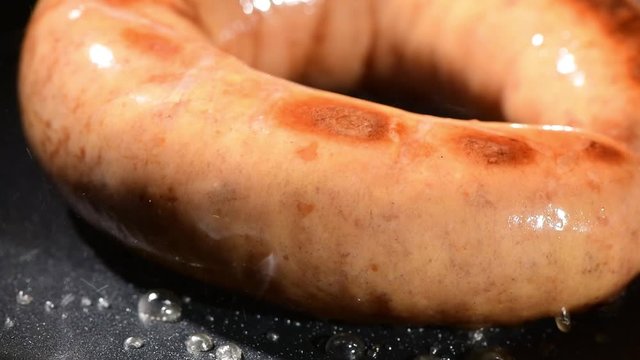 美味しいソーセージの調理シーン