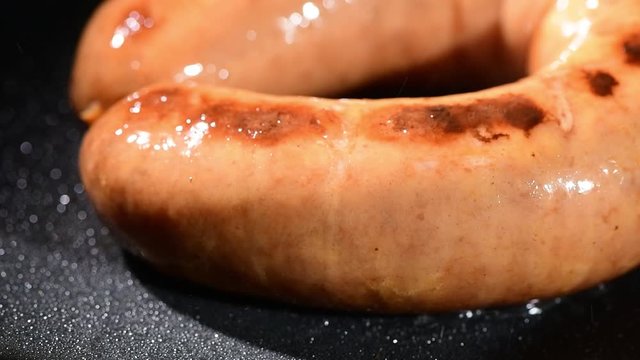 美味しいソーセージの調理シーン