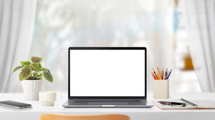 ラップトップコンピューターのある窓辺のワークスペース。もしくはテレワークのイメージ