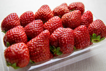 パックに入った苺