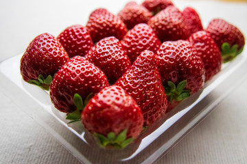 パックに入った苺