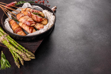 Roll with bacon and chicken mince on a stew with fresh asparagus