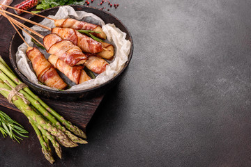 Roll with bacon and chicken mince on a stew with fresh asparagus