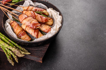 Roll with bacon and chicken mince on a stew with fresh asparagus