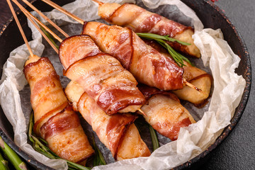 Roll with bacon and chicken mince on a stew with fresh asparagus