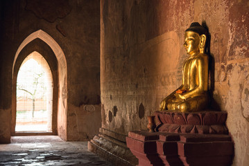 Golden buddha statue at Sulamani Temple in Bagan, Myanmar　ミャンマー・バガン スラマニ寺院の仏像