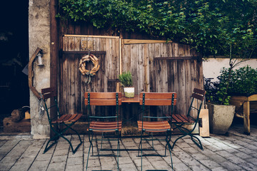 Schöner bayerischer Biergarten im Sommer mit Holztischen und Sonnenschirmen