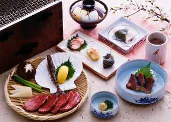 フォーカス: メインの被写体にピントが合っていないか、手ぶれ、被写体ぶれ、ノイズ除去の過剰使用、使用機器の技術的な制約（オートフォーカスサーチ、カメラのセンサー感度など）によりピントがずれています。