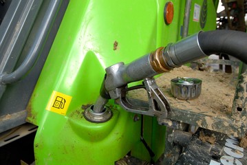 Agriculteur effectuant le plein de gas-oil GNR pour son tracteur