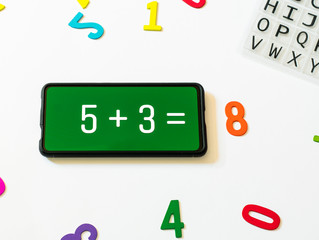 Pantalla de teléfono móvil mostrando una operación matemática que se resuelve con un número...