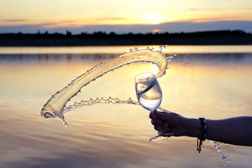 frisches Wasser im Glas im Sonnenuntergang