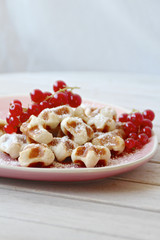 Mini-Waffeln mit Johannisbeeren und Puderzucker