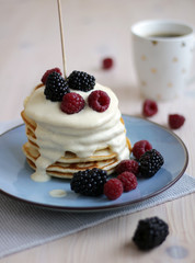 Pancakes mit Joghurt und Früchten