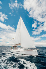 Naklejka premium sailing boat on the sea