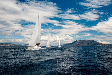 Fototapeta na wymiar sailing on the sea