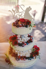 Obraz na płótnie Canvas White wedding cake with flowers and berries