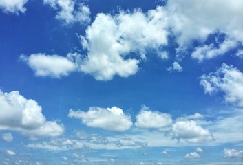 Bright blue sky  The cover is covered with a white sheet  Scattered  On one day of the rainy season