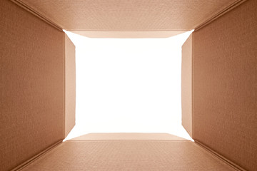 Pudełko kartonowe widok przez środek na białe tlo