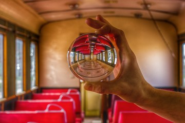 Verlassener Zug durch die Glaskugel