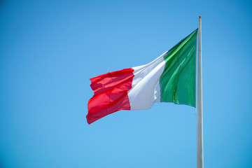 Bandiera Italiana e cielo azzurro