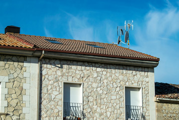 Antena en tejado de una casa.