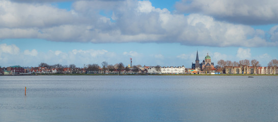 Miasto Hoorn w Holandii Północnej położone nad jeziorem Markermeer. - obrazy, fototapety, plakaty