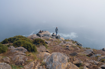 Modelo de pie en la cima de Fisterra, Galicia, España. 