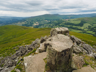 Fototapeta na wymiar Vista paisaje desde la cima de montaña en Gales