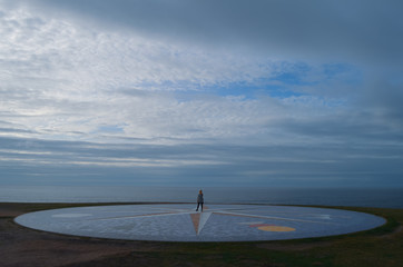 Modelo posando en la brújula de A Coruña, Galicia, España.