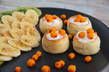 Cottage cheese pancakes with fruit and berries