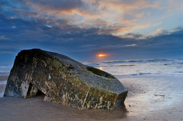 WW 2 Bunker am Strand im Sonnenuntergang