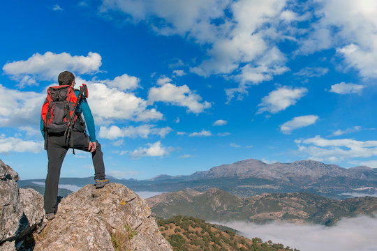 senderista que admira desde la cima las monta&ntilde;as del parque natural de grazalema, andaluc&iacute;a