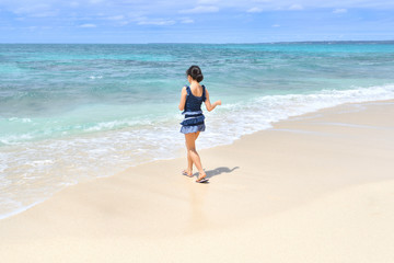 ビーチに立つ女の子(沖縄　宮古島　長間浜　後姿)