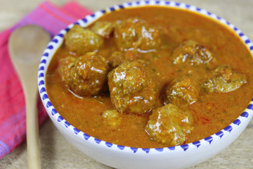 boulettes de viande sauce au curry rouge