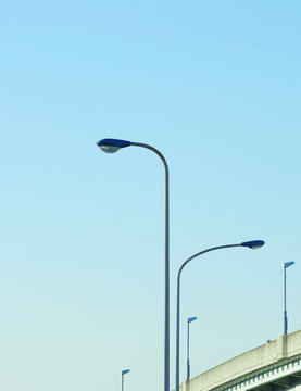高速道路沿いの街灯