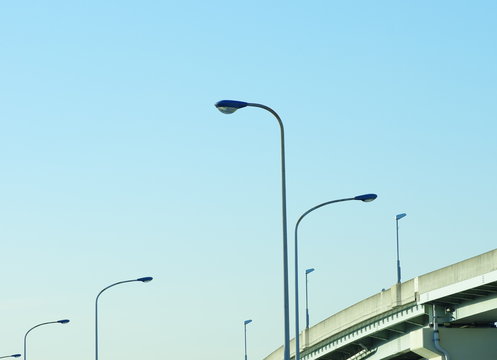高速道路沿いの街灯