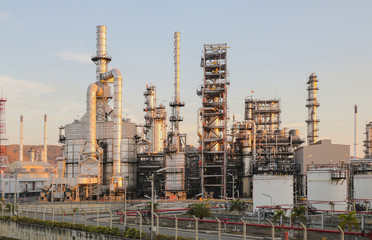Obraz premium Oil and gas industrial, Oil refinery plant from industry, Refinery Oil storage tank and pipe line steel