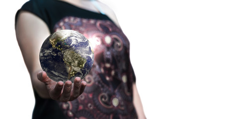 Mujer blanca sostiene el planeta tierra sobre su mano iluminado sobre fondo blanco © Jonathan