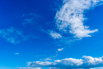 Obraz premium Beautiful feathery clouds in a blue sky