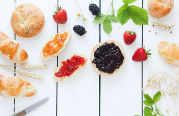 Frühstück Brötchen Marmelade Fruchtaufstrich Tisch Brett Freiraum