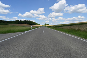 Fototapeta premium Landstraße in Bayern, Süddeutschland