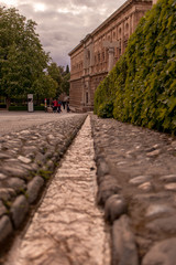 rigole dans la rue avec ancien bâtiment en fond