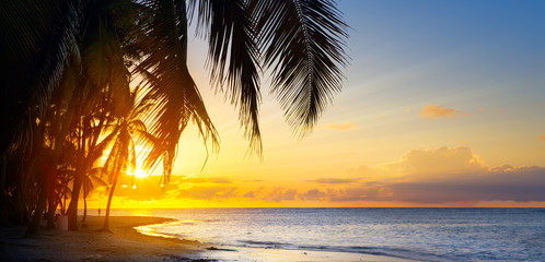 Art Beautiful sunset over the tropical beach - obrazy, fototapety, plakaty